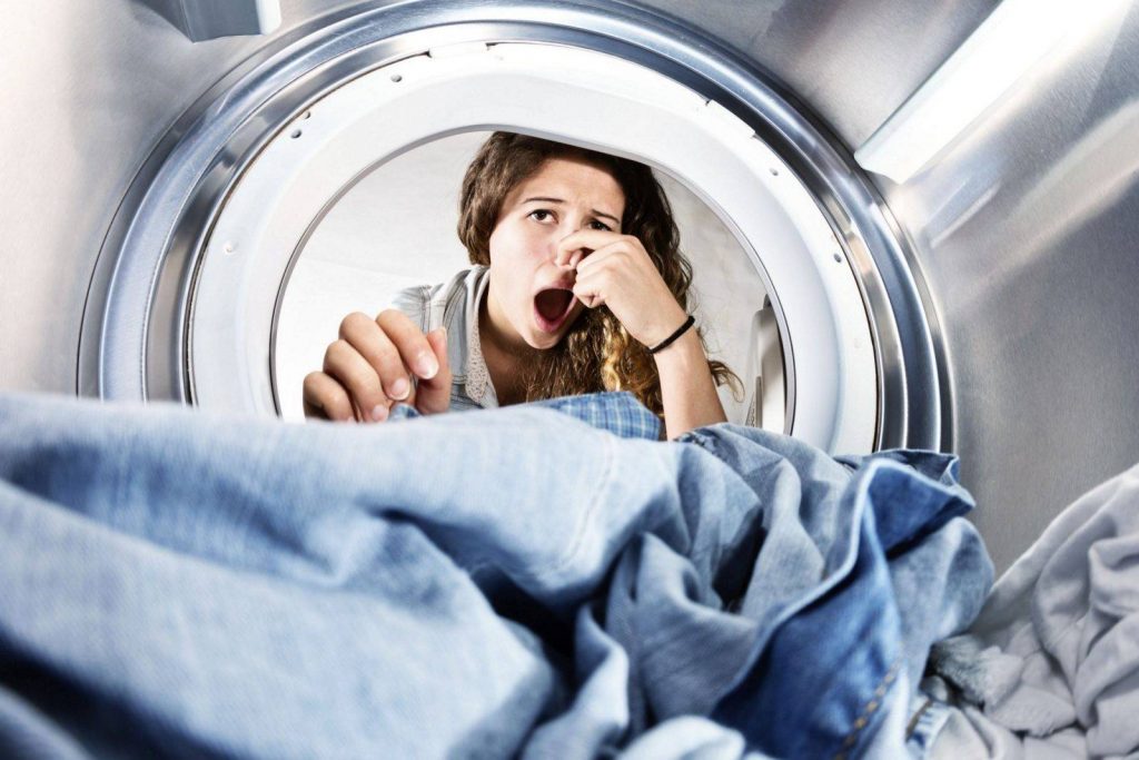 При работе стиральной машины возникает запах гари