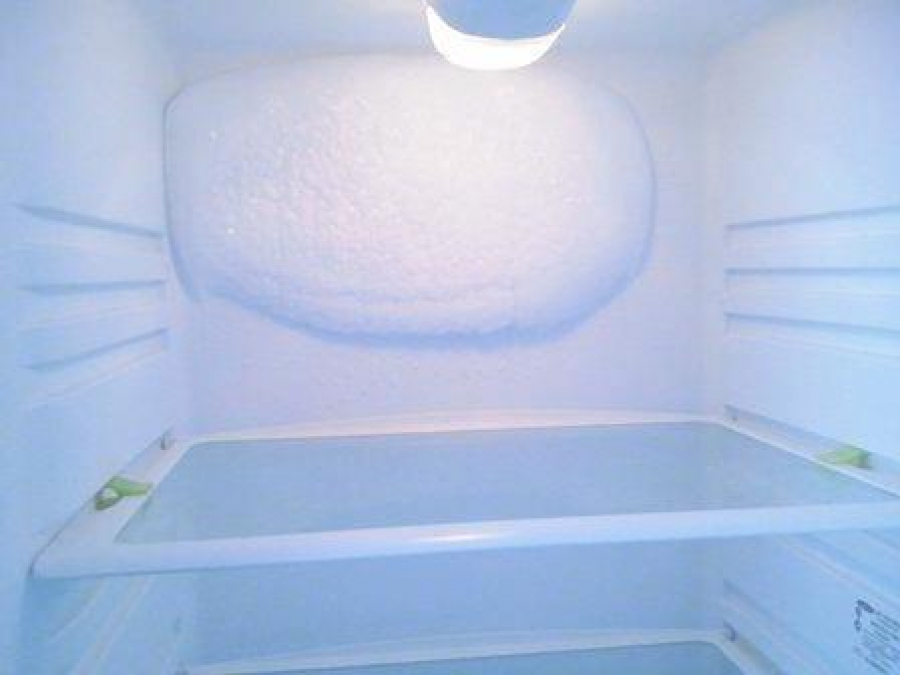 Почему в холодильнике появляется. Холодильник Индезит намерзание. Бирюса намерзает лед. Намерзает холодильник Индезит. Атлант МХМ 162 намерзание льда.